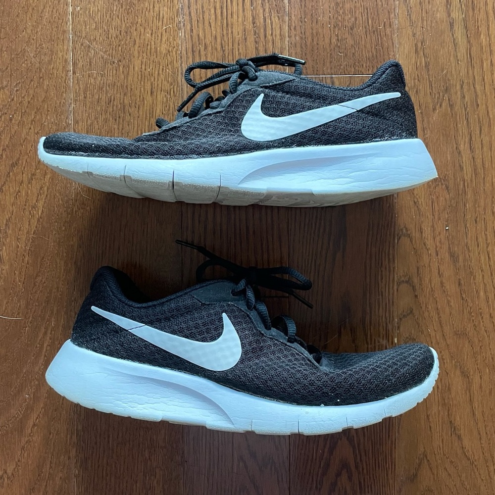 Nike Tanjun Black/White 818381-011 Youth 6 Women’s 7.5